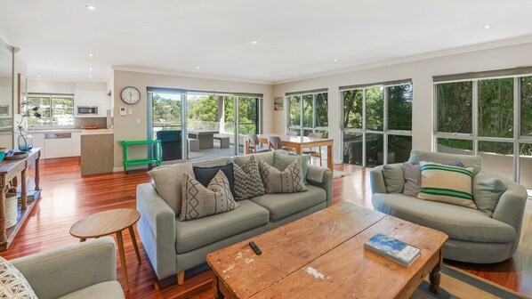 TV - Villa Avoca, TOP NOTCH (AVOCA BEACH)