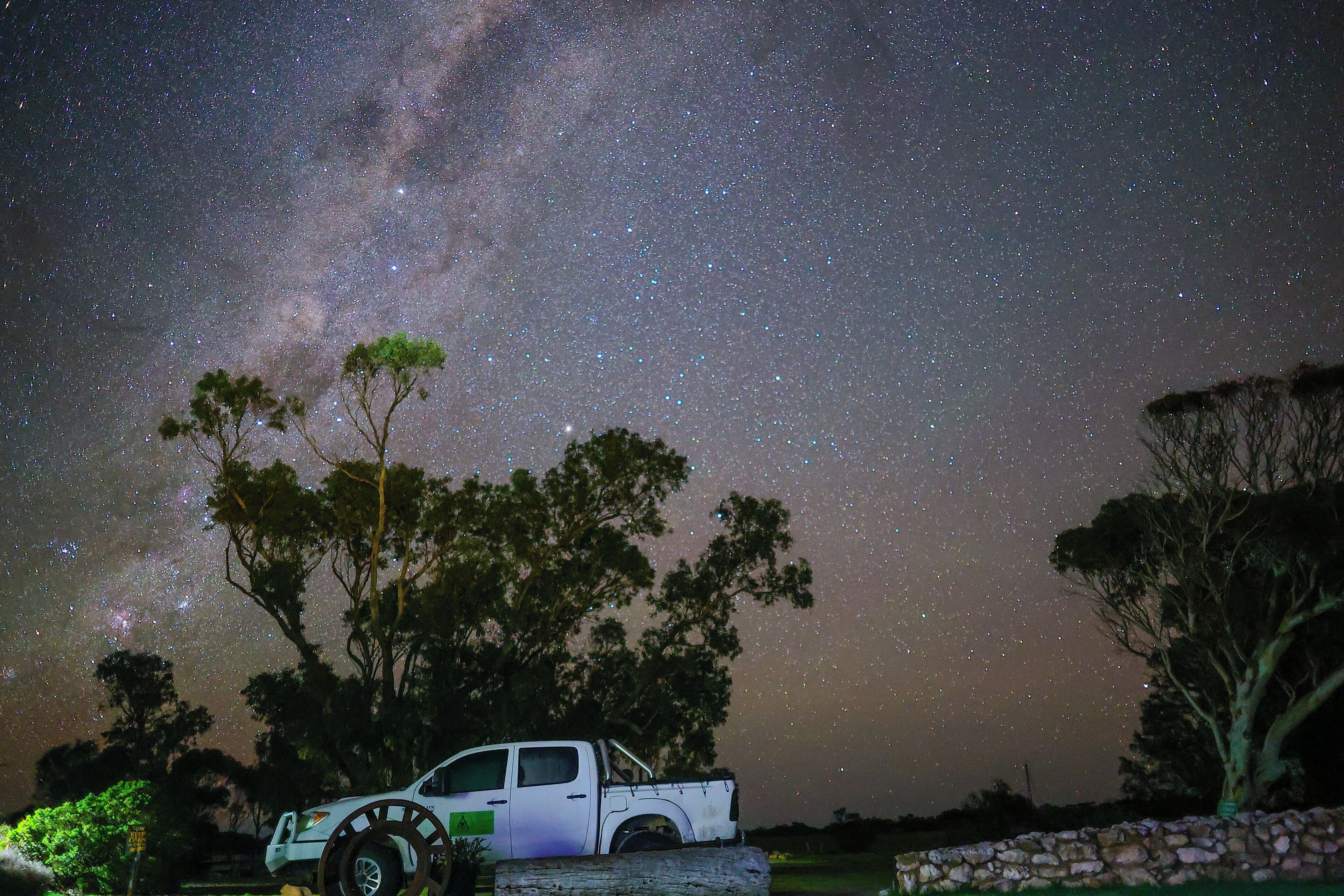 Un camionnette blanche était garée sous un ciel étoilé, et on pouvait apercevoir la Voie lactée.