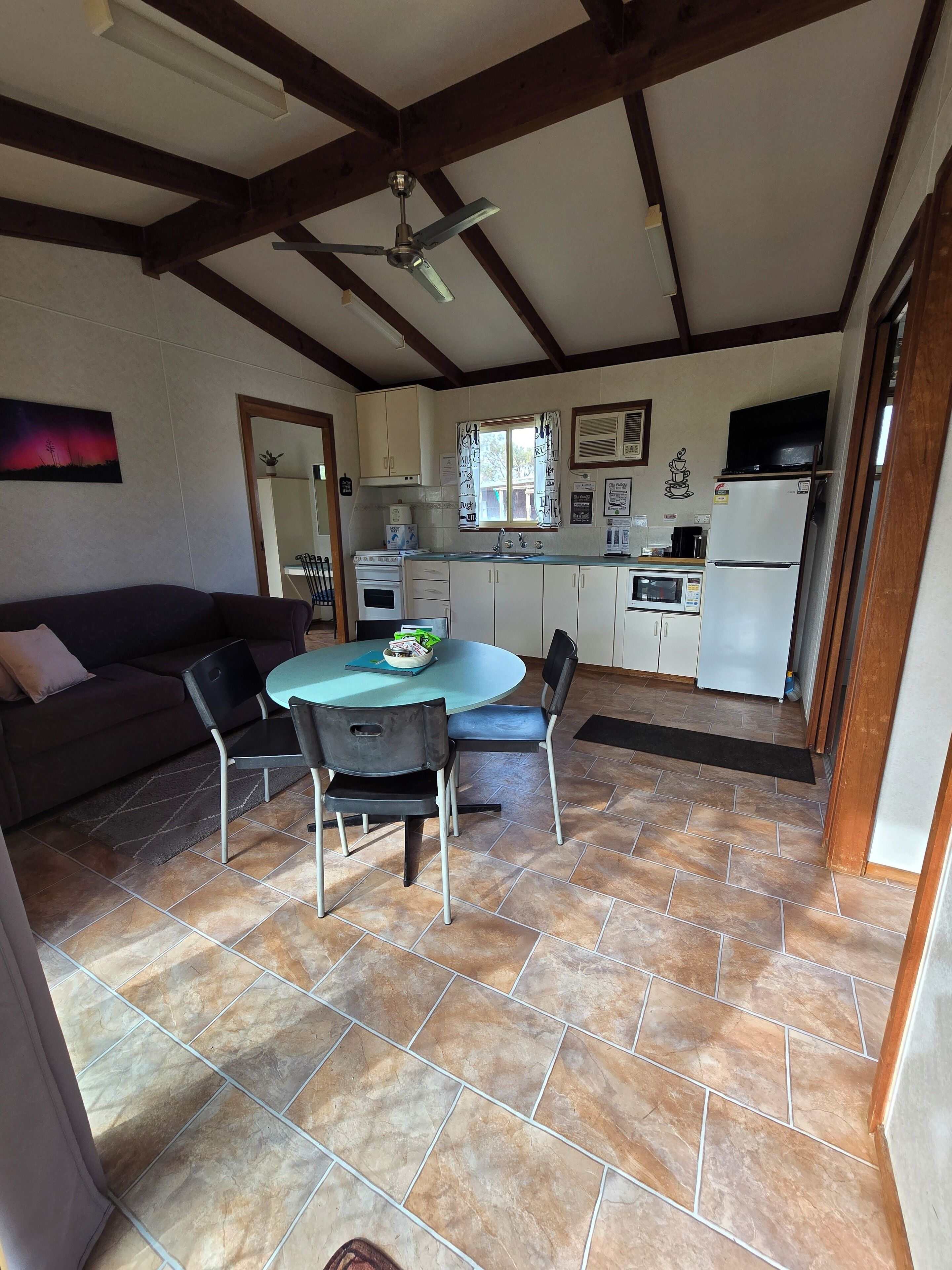 Refrigerador, microondas, horno y tetera eléctrica 