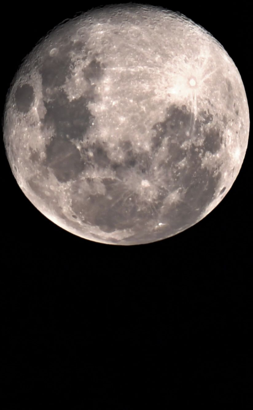 Un primer plano de la superficie lunar, mostrando cráteres y mares.