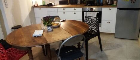 Een koelkast, een microgolfoven, een oven, een kookplaat