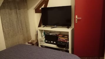 1 bedroom, desk, WiFi, bed sheets