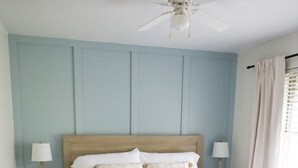 3 slaapkamers, een bureau, een strijkplank/strijkijzer, reisbedje