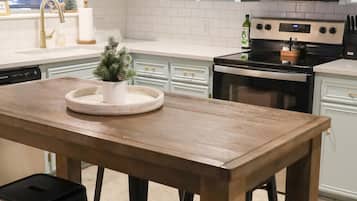 Køleskab, mikrobølgeovn, ovn, kogeplade