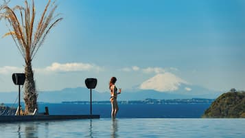 2 outdoor pools
