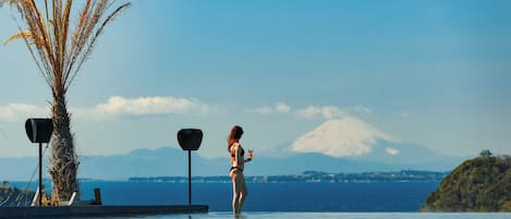 2 outdoor pools
