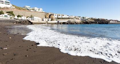 Apartment on the beach, work area and private parking - PillowAbroad