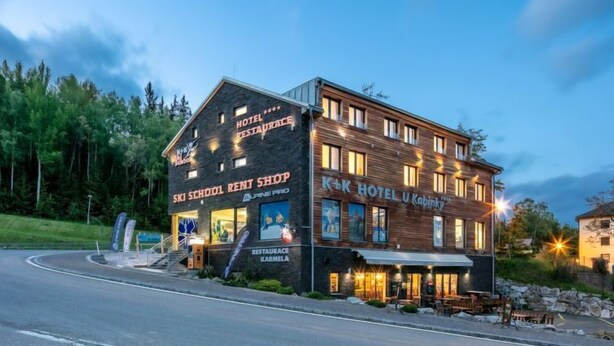 Un hôtel doté d’une école de ski, d’un magasin de location de matériel et d’un restaurant.