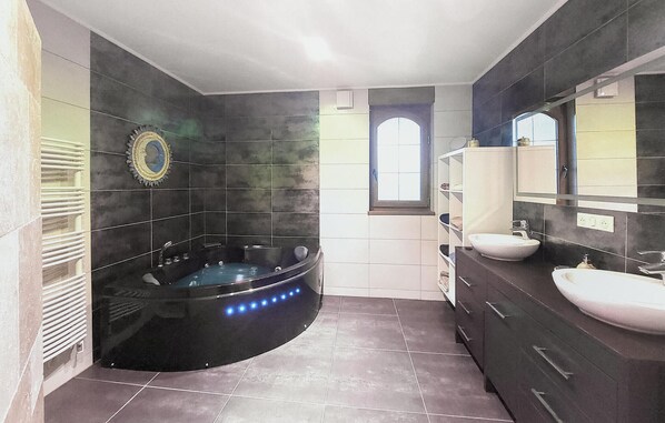 Hair dryer - Beautiful home in Hoerdt with private swimming pool, can be inside or outside (Hoerdt)