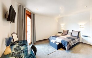 3 habitaciones, tabla de planchar con plancha y cuna de viaje 