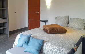 3 slaapkamers, een strijkplank/strijkijzer, reisbedje, gratis wifi