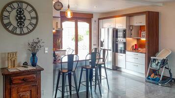 Fridge, oven, stovetop, dishwasher