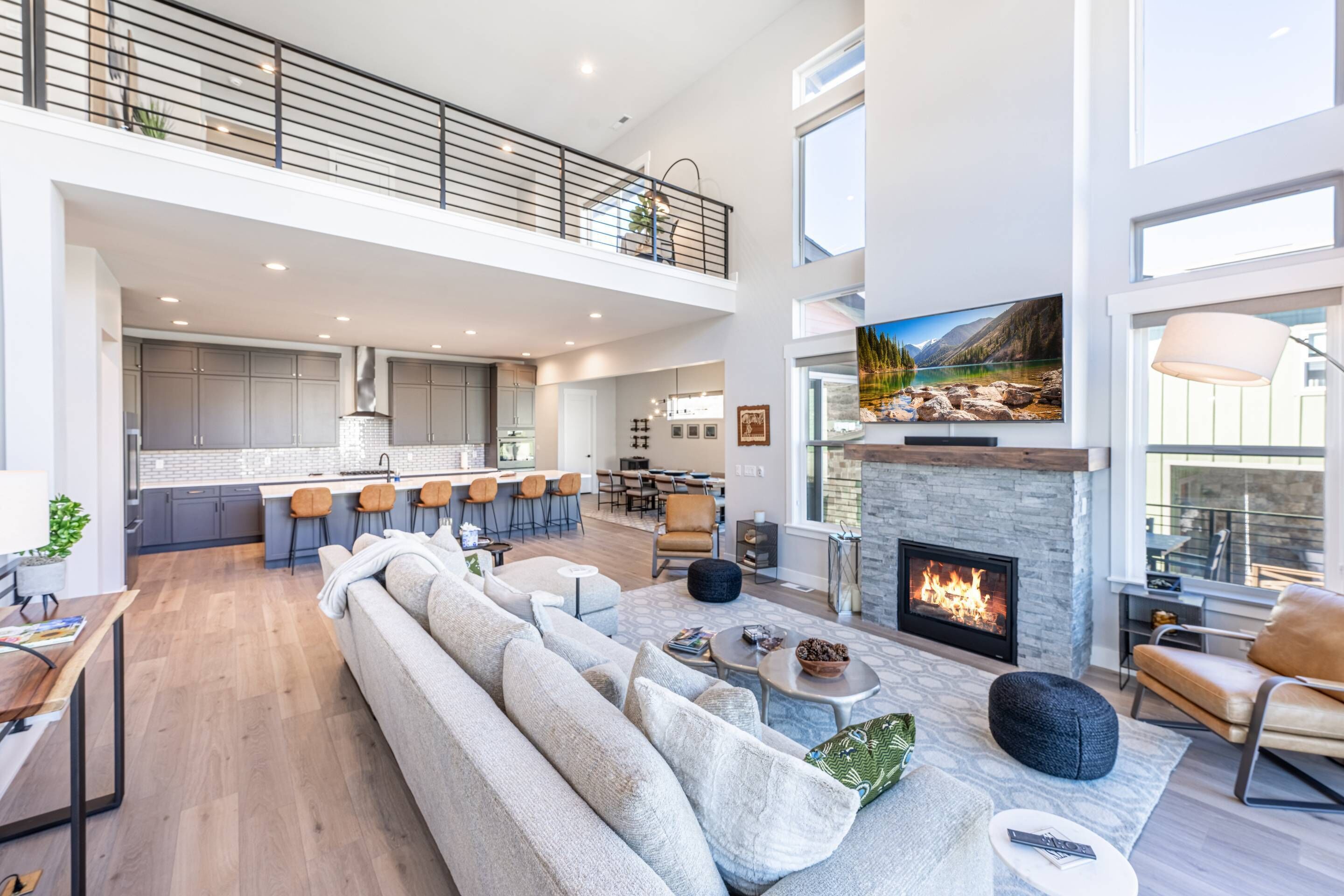 TV connectée, cheminée, écrans d'ordinateur, imprimantes