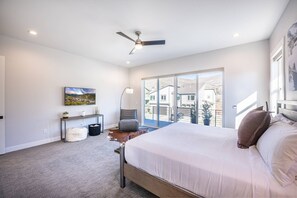 4 chambres, fer et planche à repasser, lit de bébé portatif