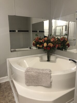 ヘアドライヤー、タオル、石鹸、シャンプー