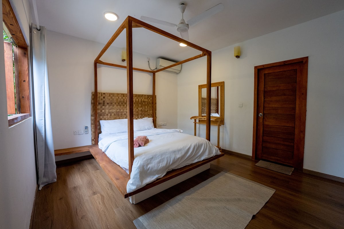 Habitación Deluxe doble | Escritorio, tabla de planchar con plancha, wifi gratis y ropa de cama
