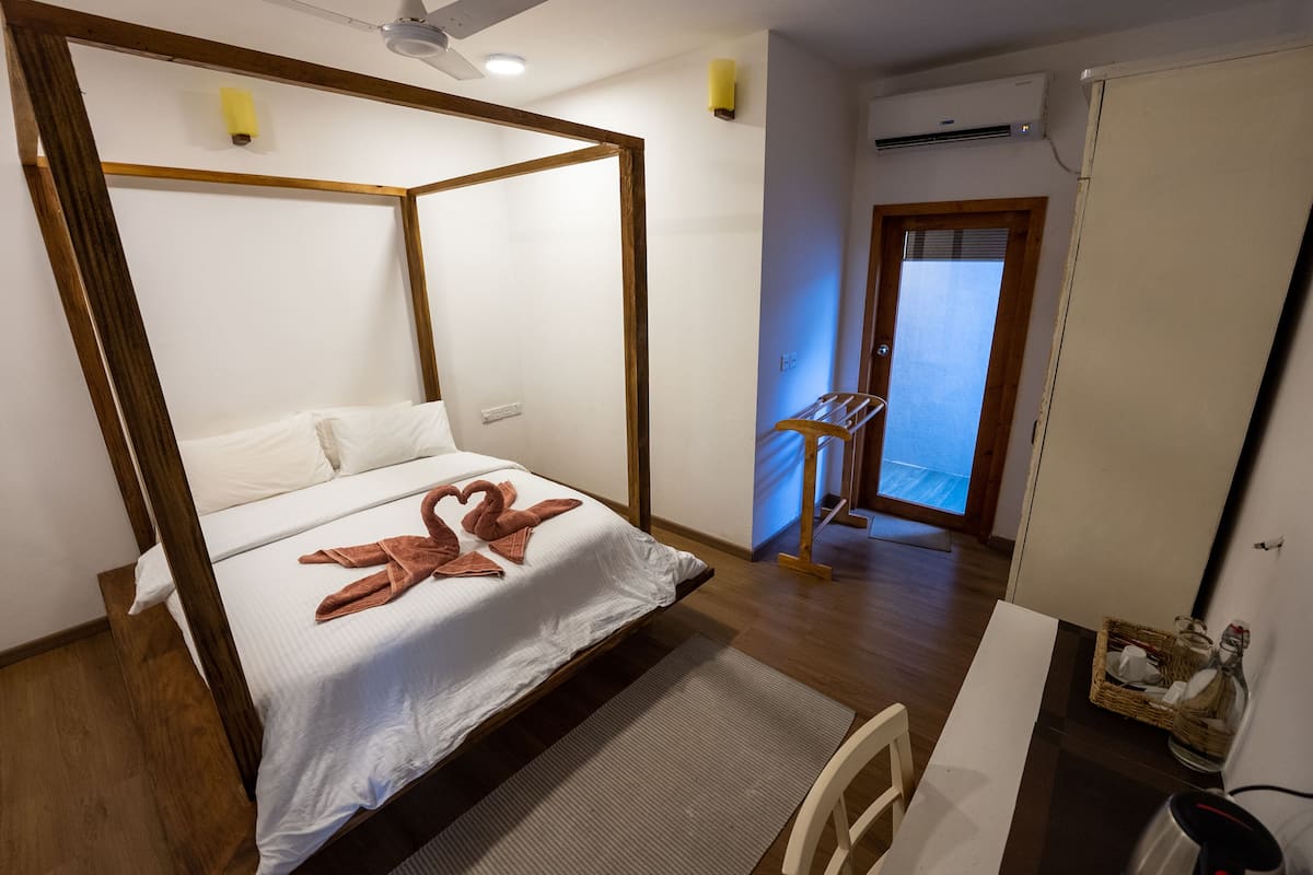 Habitación Deluxe doble | Escritorio, tabla de planchar con plancha, wifi gratis y ropa de cama