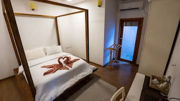 Quarto casal luxo | Escrivaninha, ferros/tábuas de passar roupa, Wi-Fi de cortesia