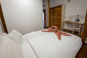 Desk, iron/ironing board, free WiFi, bed sheets - Island Zephyr (Goidhoo)