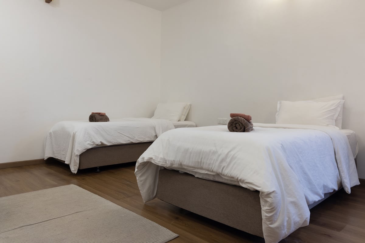 Habitación triple Deluxe | Escritorio, tabla de planchar con plancha, wifi gratis y ropa de cama