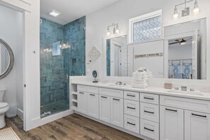 Ducha, secador de pelo, toallas