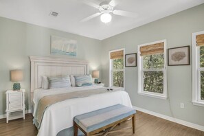 3 bedrooms, iron/ironing board, travel cot, WiFi - Golf Cart and 4 Bikes! Walk and Bike to the Beach or Gulf Place! Access 2 Pools! (Santa Rosa Beach)