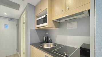 Réfrigérateur, micro-ondes, batterie de cuisine, vaisselle et ustensiles