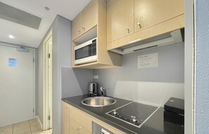 Fridge, microwave, cookware/dishes/utensils - MetaWiseBnB|Sydney|Haymarket King Studio On George St (Haymarket)