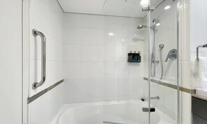 Dusche, Haartrockner, Handtücher, Shampoo