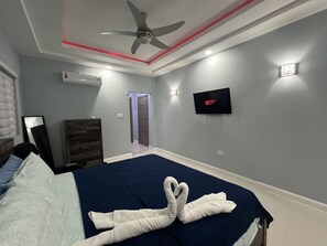 3 室のベッドルーム、アイロン / アイロン台、WiFi (無料)、ベッドシーツ