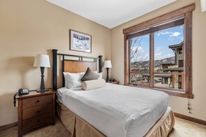 2 bedrooms, desk, WiFi, bed sheets