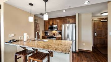 Køleskab, mikrobølgeovn, ovn, kogeplade