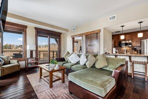 Smart-tv, een open haard, een dvd-speler en tafelvoetbal