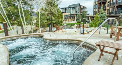 Modern w/AC+ Heated Pool-3 Hot Tubs-Gym-GameRoom-Garage-Elevator-FirePit-Grill-Fireplace-W/D in Unit
