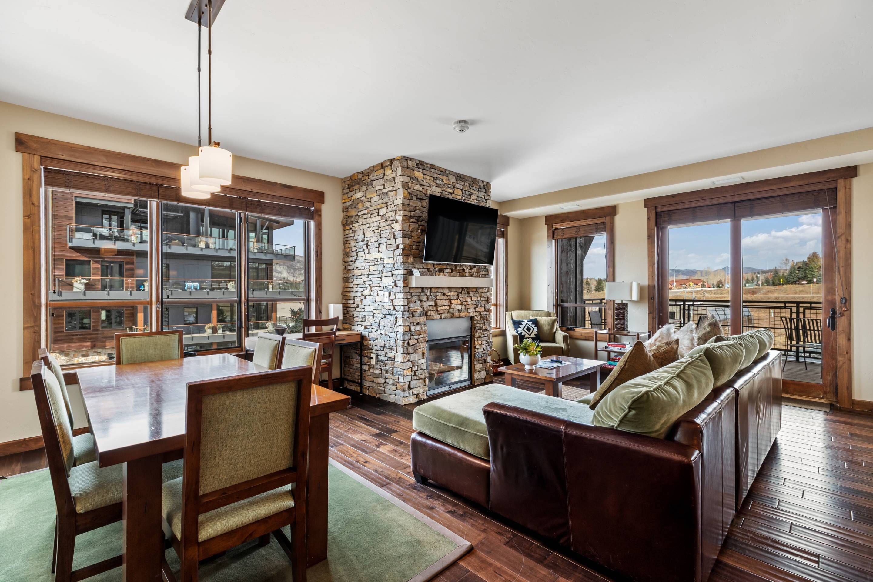 智能电视、壁炉、桌上足球、书