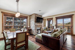 Smart-TV, Kamin, Tischfußball, Bücher