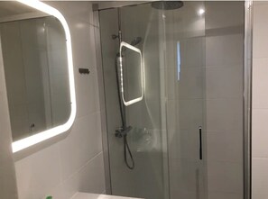 Dusche, Haartrockner, Handtücher, Seife