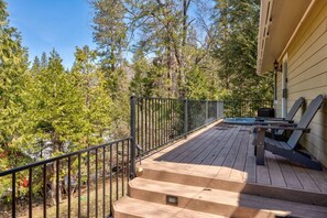 Terrace/patio - Cedar Ridge/Hot Tub/BBQ/Sleeps 8 (Oakhurst)