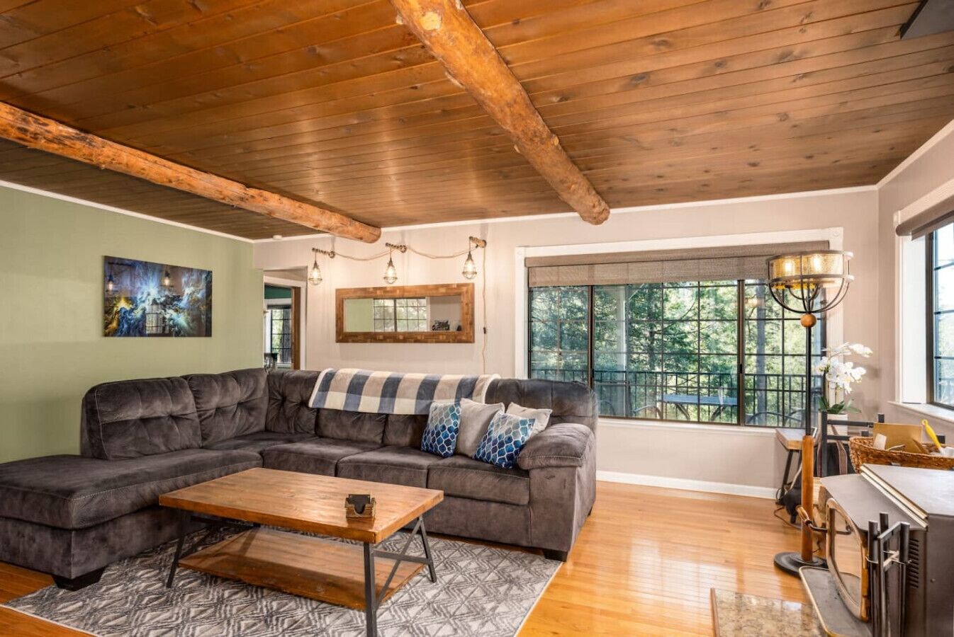 Télévision, chaîne hi-fi, espaces bureaux