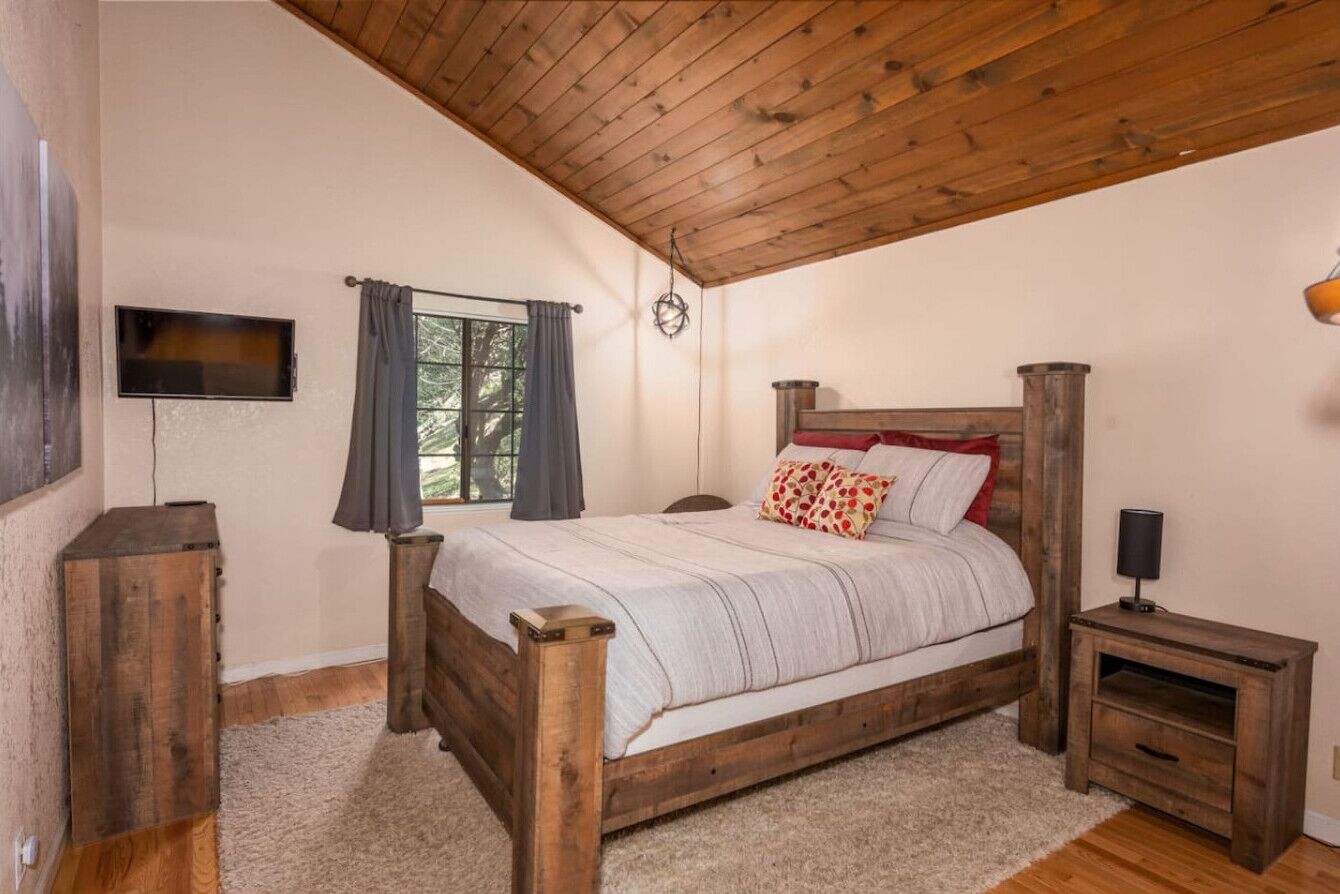 3 bedrooms, desk, travel crib, WiFi