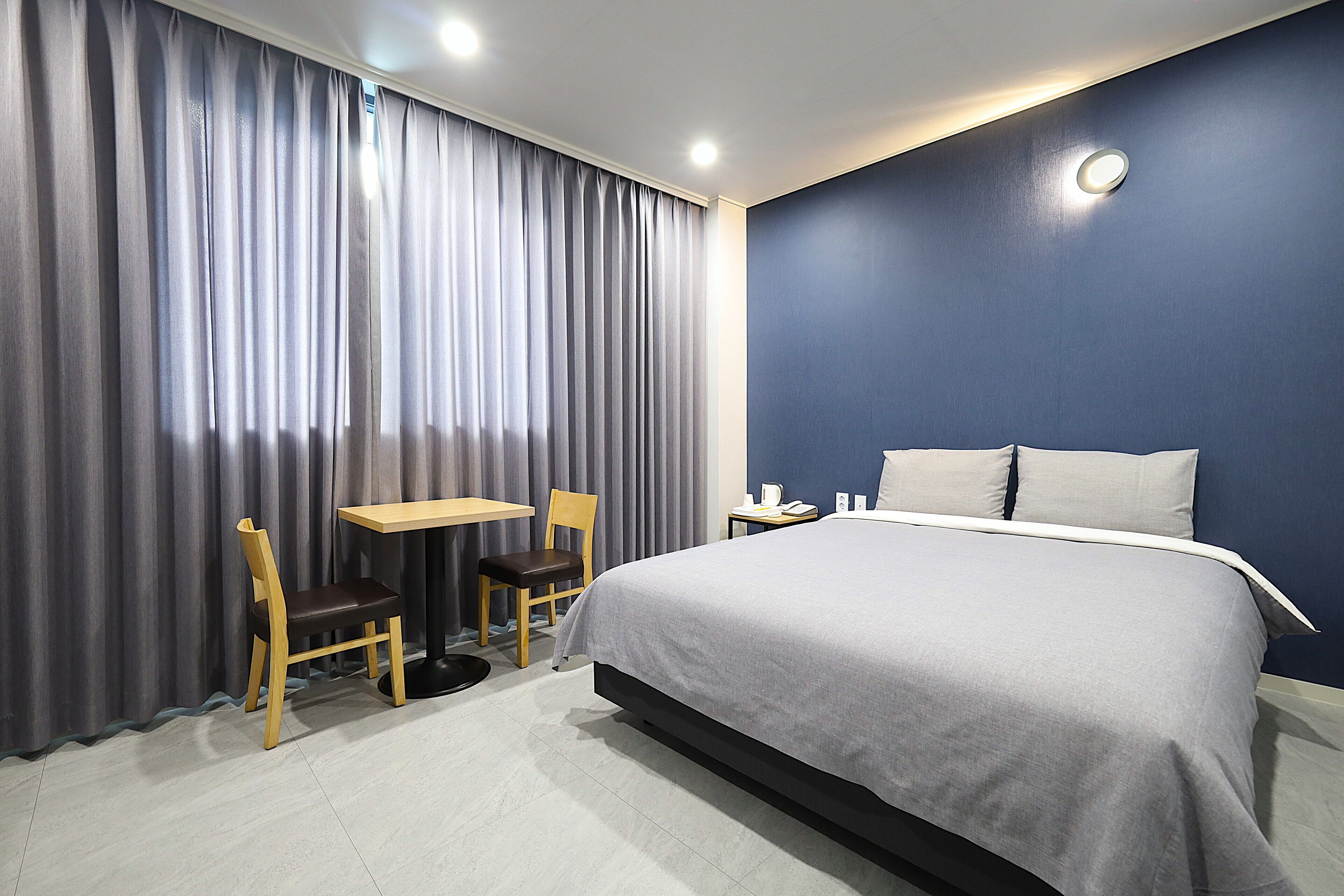 Dobbeltrom – standard, ikke-røyk, fjellutsikt | Skrivebord, blendingsgardiner, lydisolert og strykejern/-brett