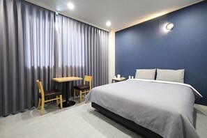 Quarto casal standard, para não fumantes, vista para a montanha | Escrivaninha, cortinas blackout, quartos à prova de som