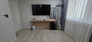 Rom – standard, ikke-røyk, fjellutsikt | Skrivebord, blendingsgardiner, lydisolert og strykejern/-brett