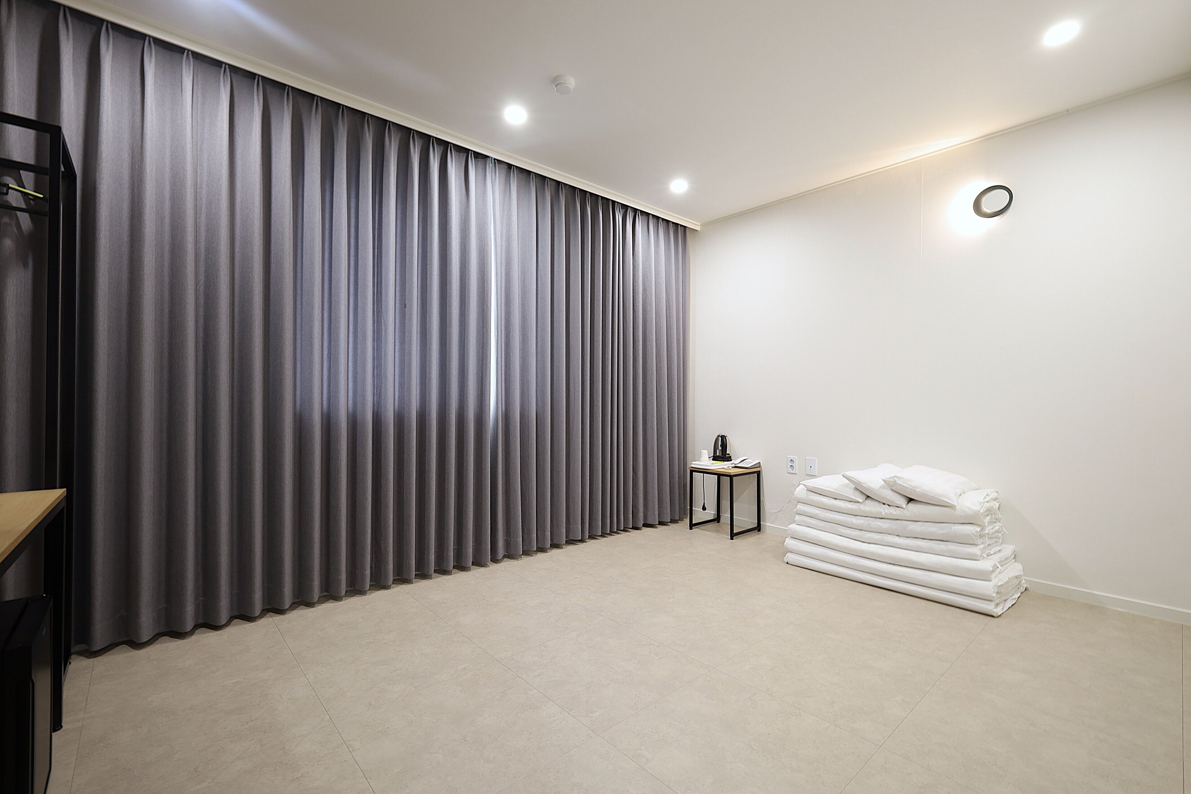 スタンダード ルーム 禁煙 マウンテンビュー | デスク、遮光カーテン、防音設備、アイロン / アイロン台