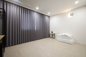 Quarto standard, para não fumantes, vista para a montanha | Escrivaninha, cortinas blackout, quartos à prova de som