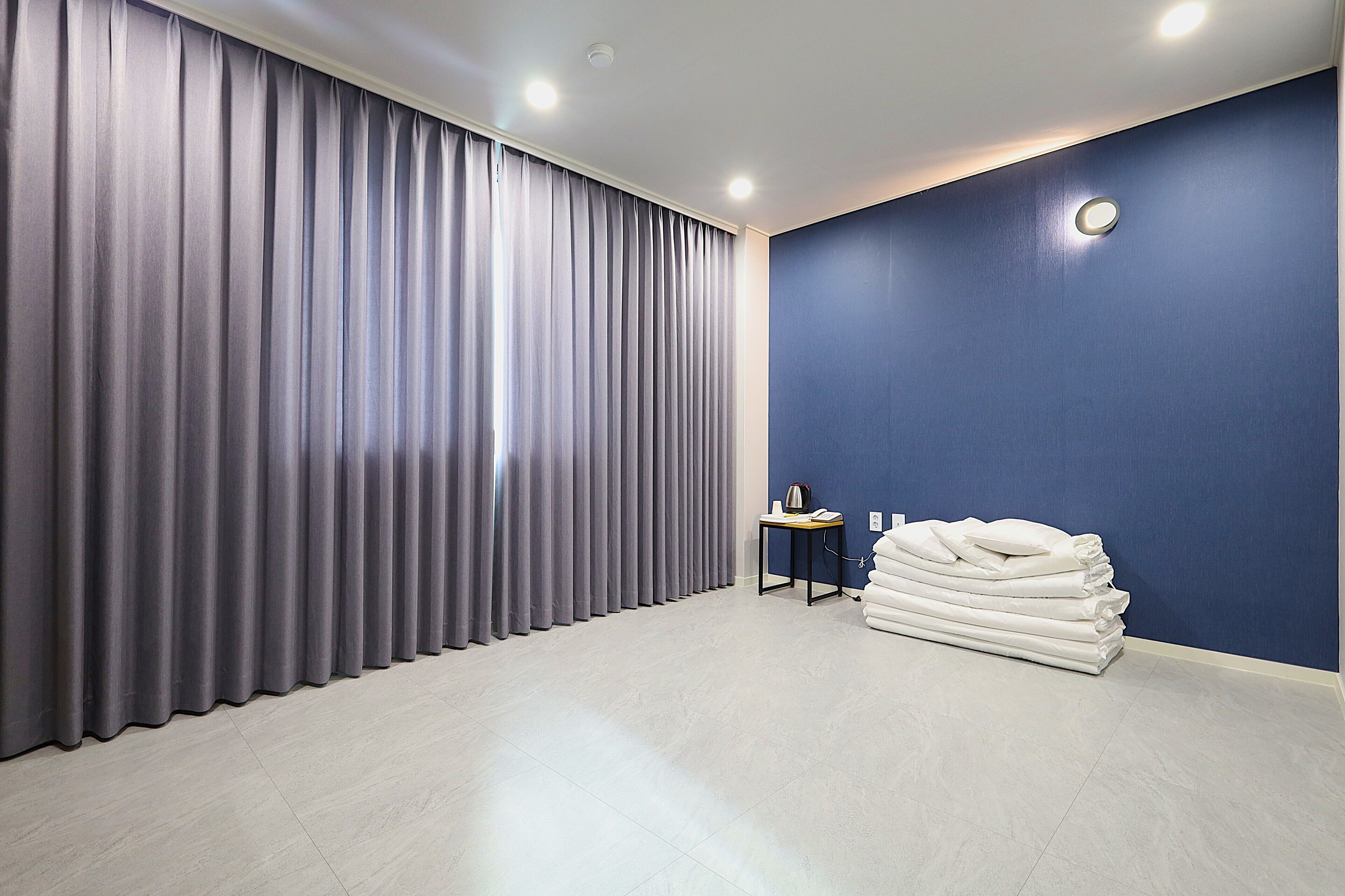 Standard Room, Non Smoking, Mountain View | Desk, blackout drapes, soundproofing, iron/ironing board