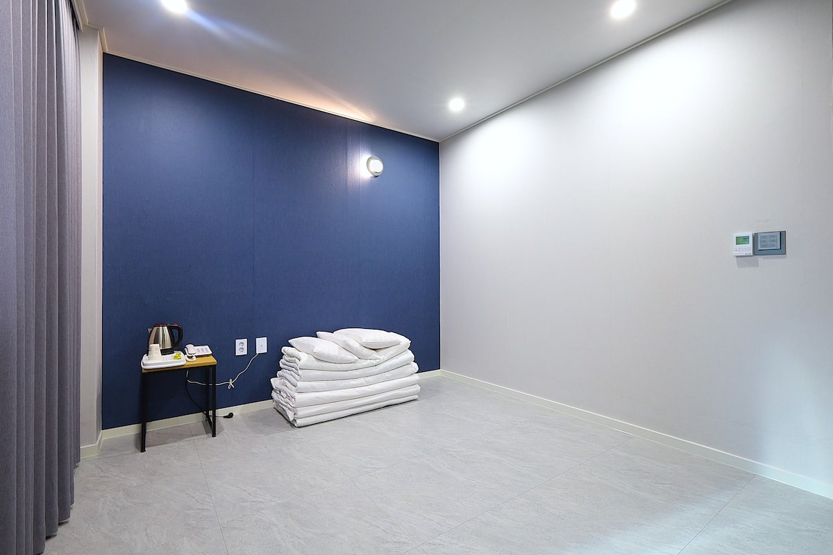 Rom – standard, ikke-røyk, fjellutsikt | Skrivebord, blendingsgardiner, lydisolert og strykejern/-brett