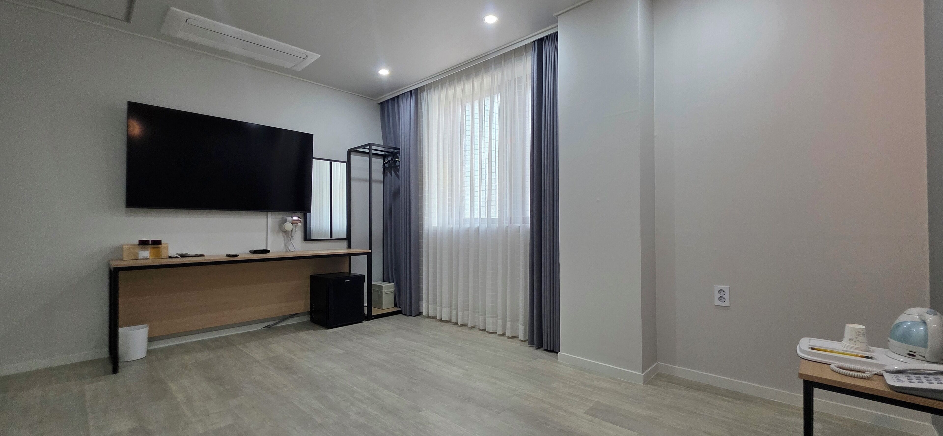 Escritorio, cortinas blackout y sistema de insonorización 