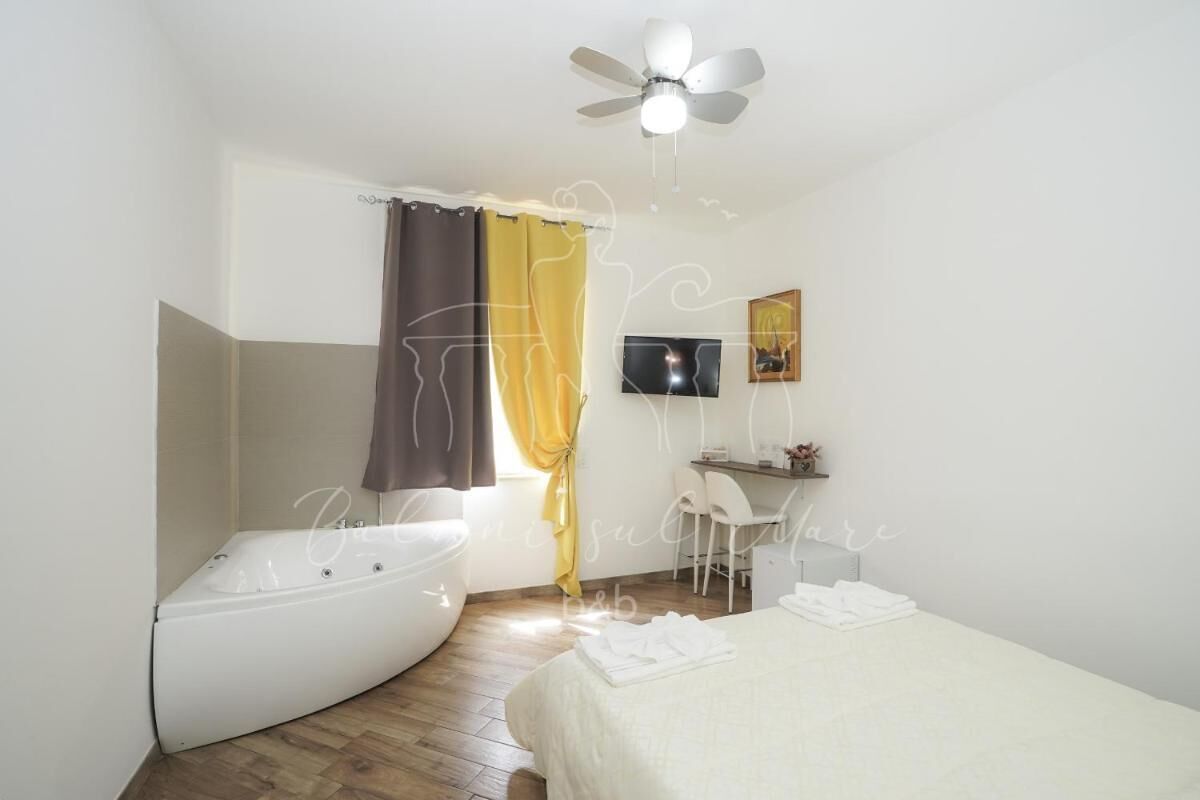 Zimmer, 1 Schlafzimmer, Balkon, Stadtblick | 1 Schlafzimmer