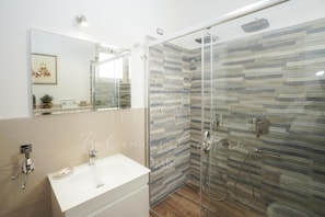 Zimmer, 1 Schlafzimmer, Balkon, Stadtblick | Badezimmerausstattung